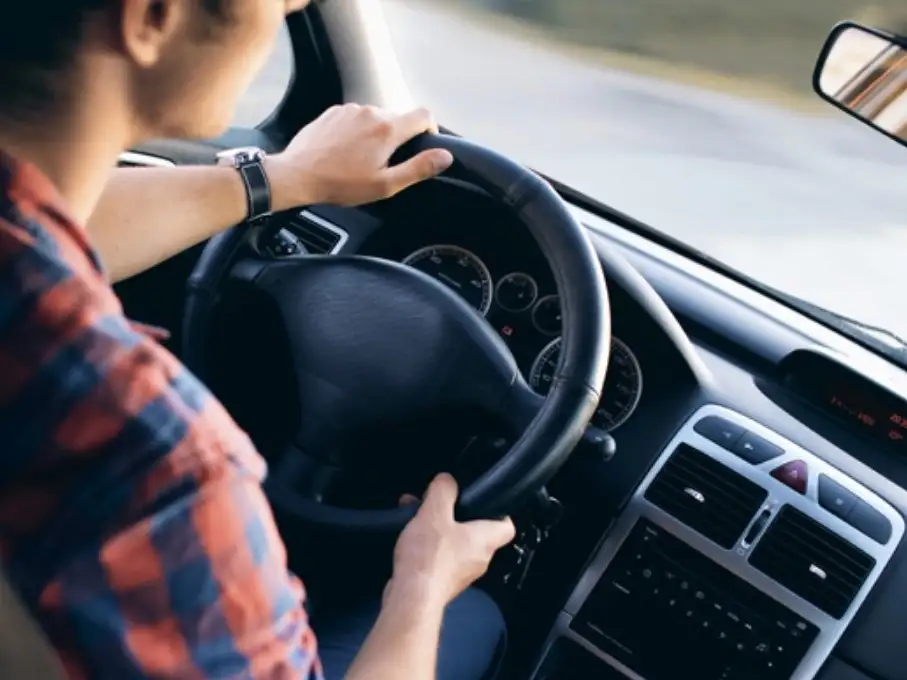 Le enseñó a manejar a su hijo adolescente en plena ruta.