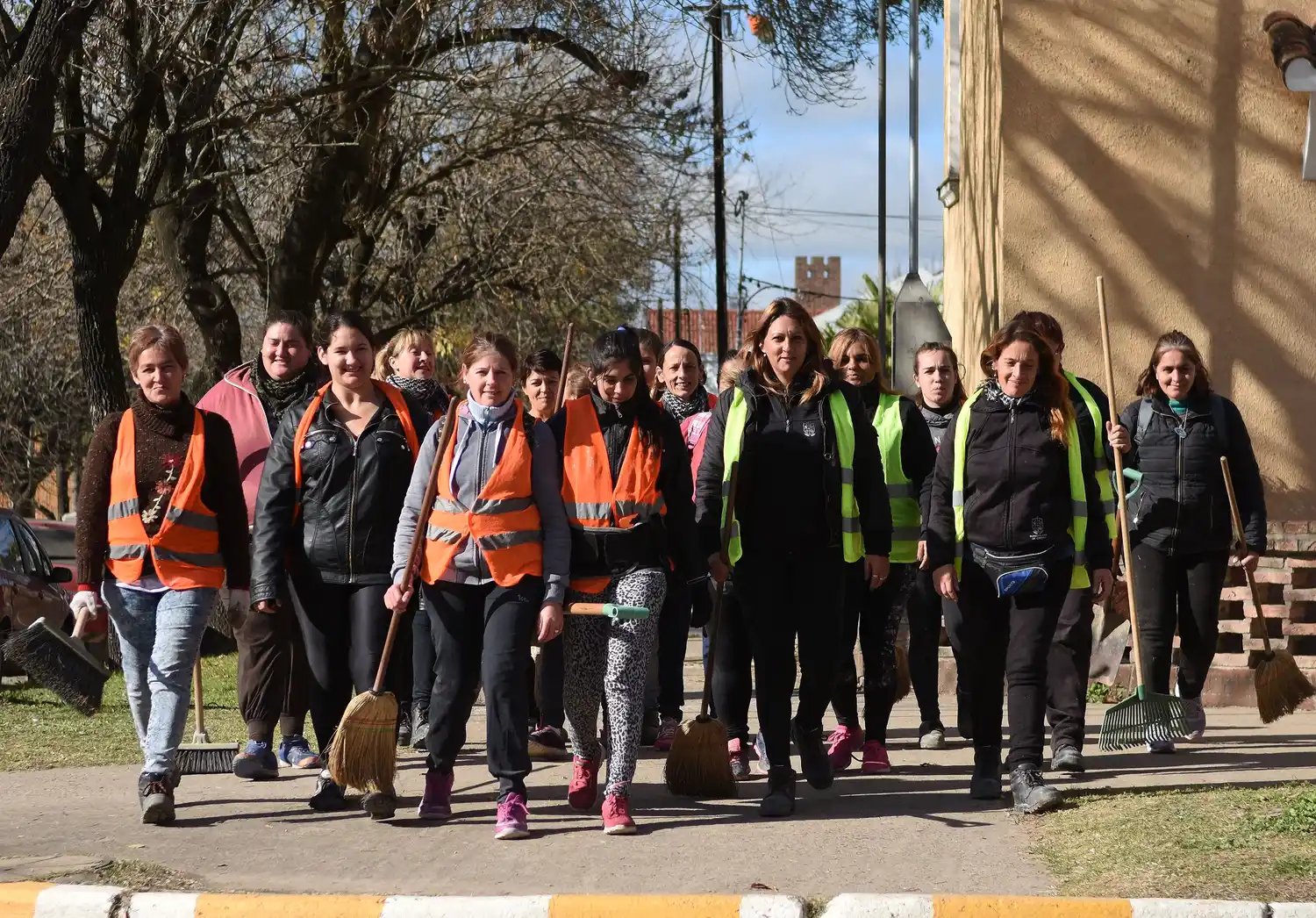 Deseosas de ganarse la vida, treinta mujeres forman parte del cuerpo de barrenderas de la ciudad