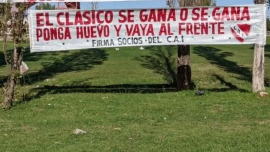 Independiente: los hinchas presionaron a los jugadores con una bandera