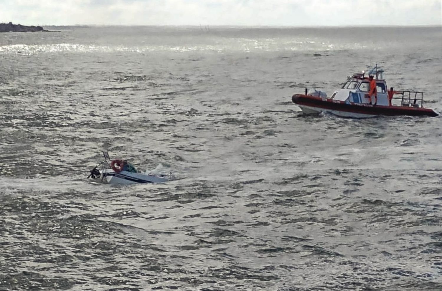 Rescataron a un navegante tras hundirse un velero