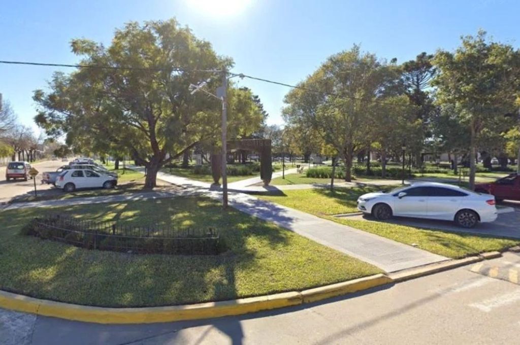 Desde una moto, atacaron a balazos a un grupo de jóvenes en la plaza de Recreo: uno de ellos resultó herido