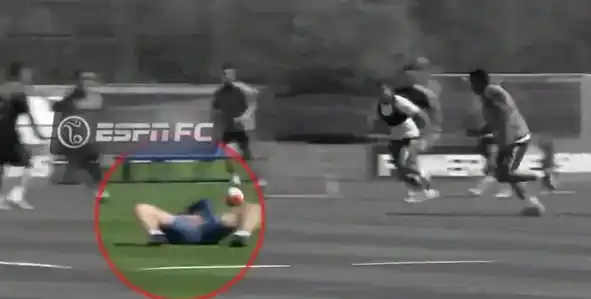 Messi le pegó un pelotazo a Benedetto donde “más duele”