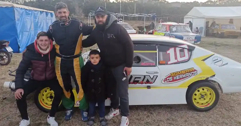 Laurenz junto a sus allegados, con el Taunus.