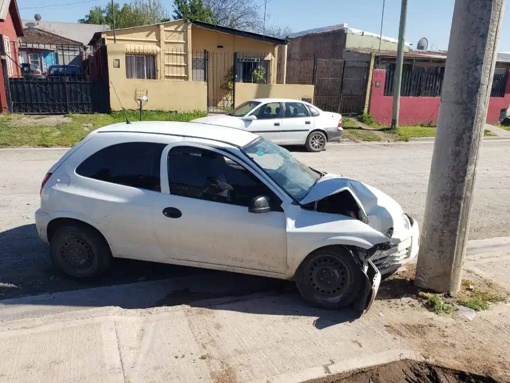 Por esquivar un perro, un automovilista impactó contra un poste y debió ser hospitalizado
