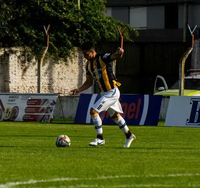 FOTO @MAUROPINERO_PH Dezi fue titular en los primeros partidos de Santamarina.