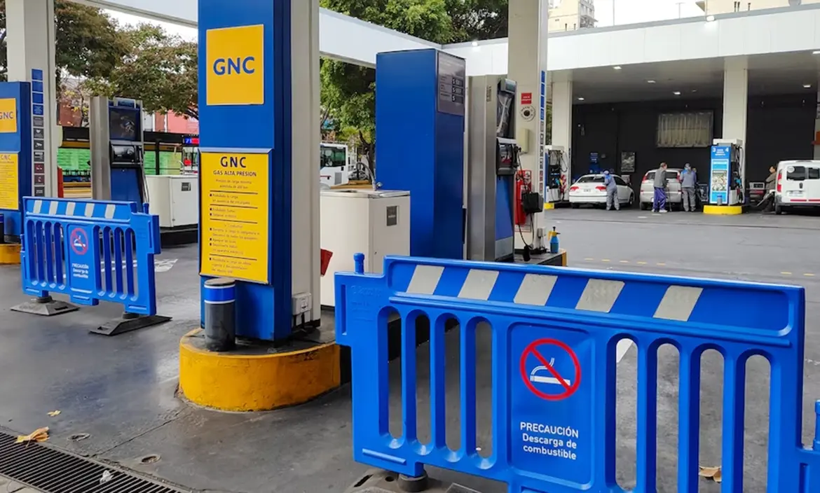 Suspenden por 24 horas la venta de GNC para priorizar el consumo domiciliario