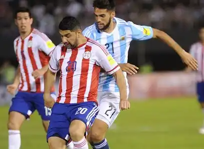 Argentina no jugó bien y sólo cosechó un punto ante Paraguay
