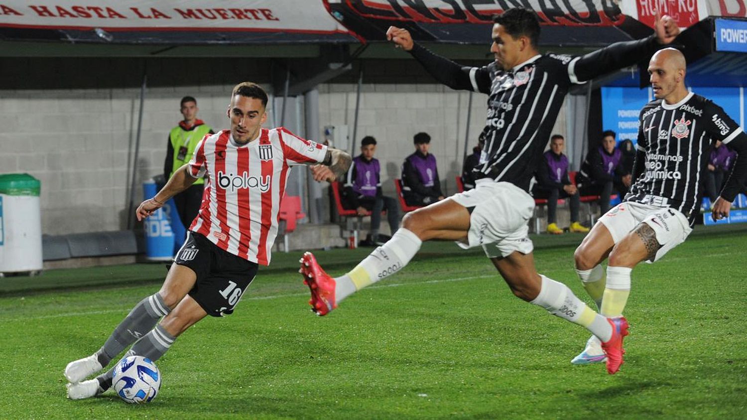 Estudiantes jugó para golear, pero falló en los penales y Corinthians lo dejó afuera