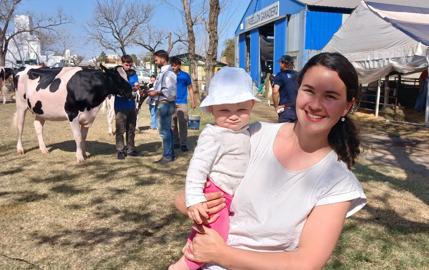 La agrónoma Anabel Olocco junto a su hija Josefina.