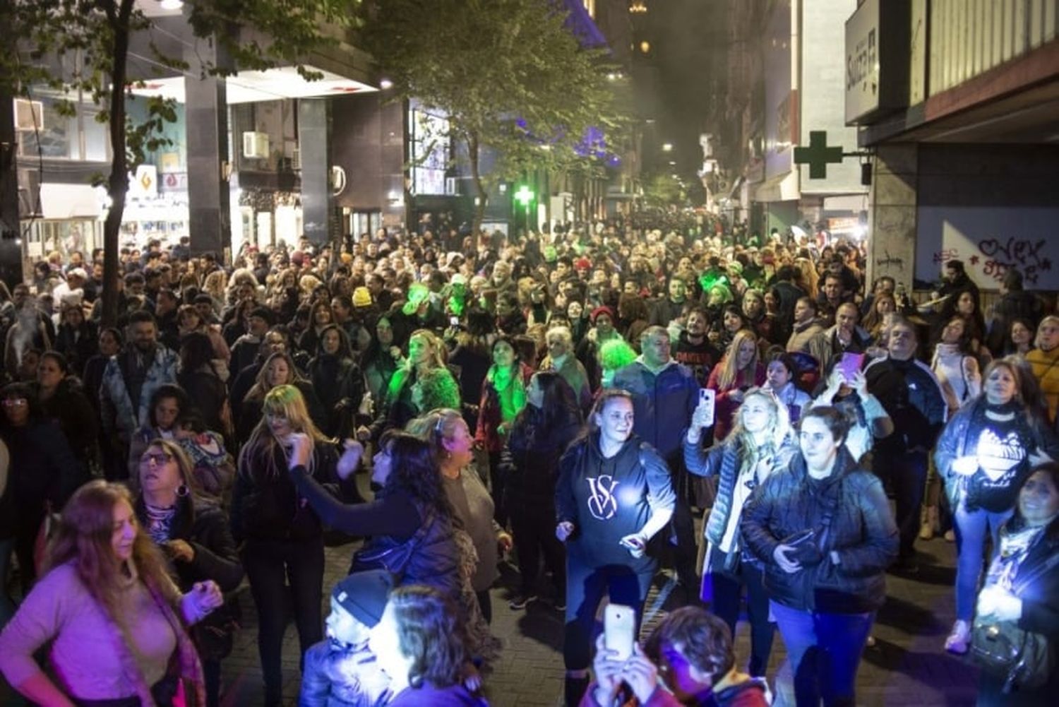 La Noche de las Peatonales convocó a casi 200 mil personas y marcó un nuevo récord