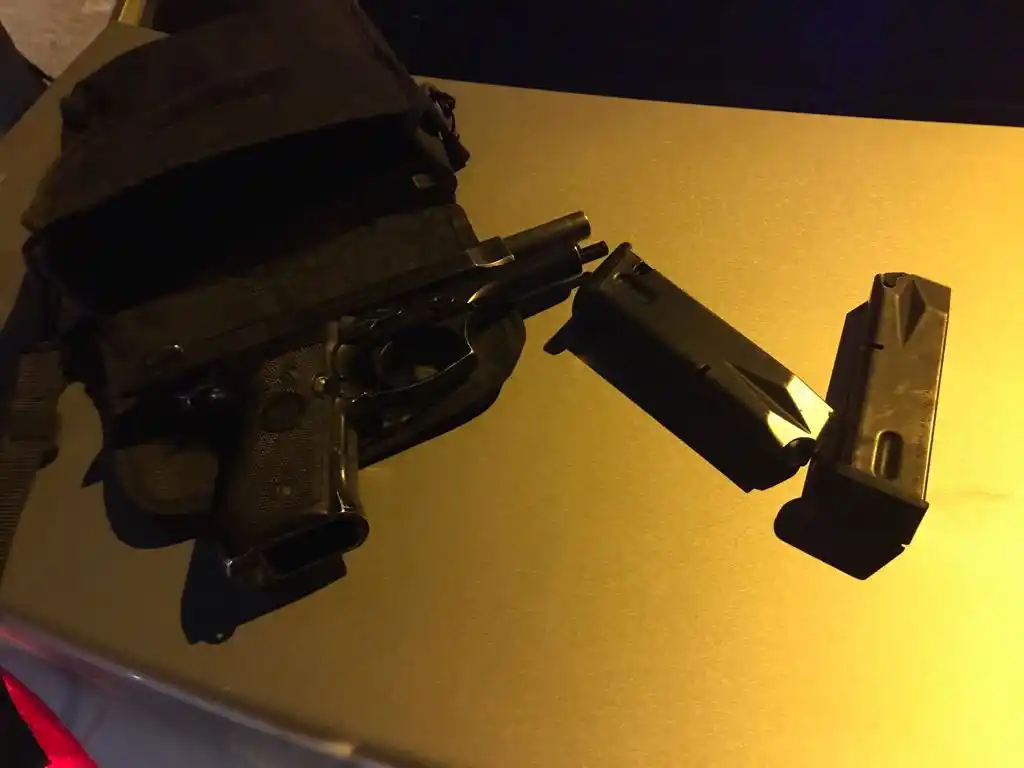 Sorprendieron en un auto a una pareja con proyectiles y un arma robada