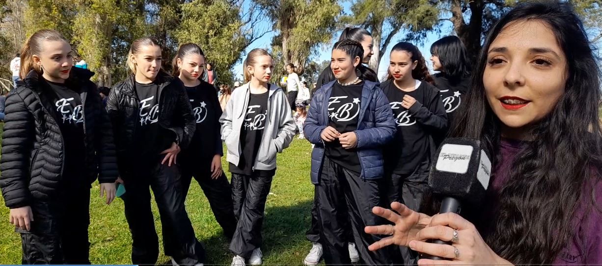 Débora junto a un grupo de alumnas de "Estudio Baila".