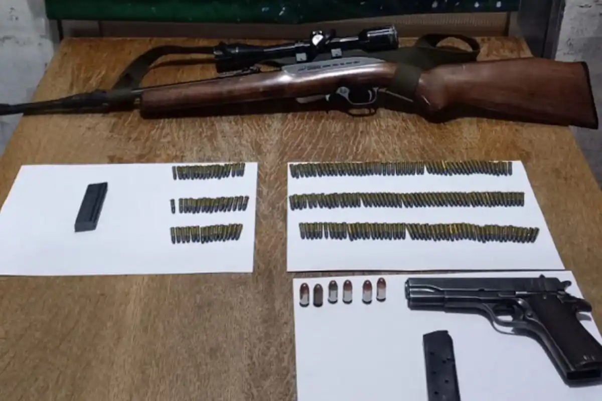 Transportaba una pistola y una carabina sin documentación legal por la ruta 12