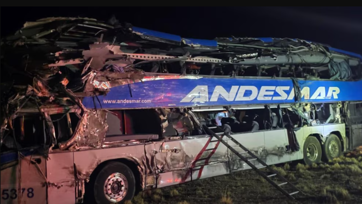 Choque fatal entre un camión y un micro de larga distancia en Santa Cruz: 4 muertos y 20 heridos.