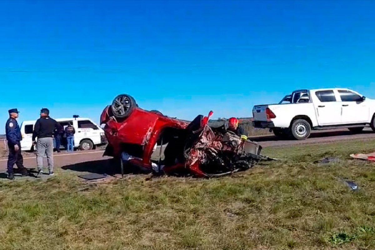 Un gualeguaychuense sufrió un tremendo choque de frente y volcó en la banquina: su estado de salud