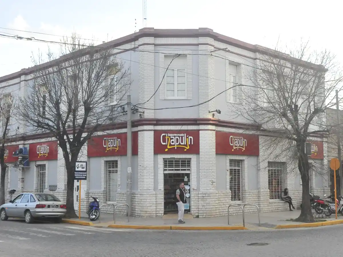 Un encapuchado vació la caja  fuerte del Supermercado Chapulín 