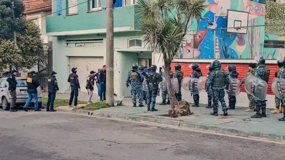 El Municipio desalojó a 21 personas de una vivienda usurpada: siete son menores