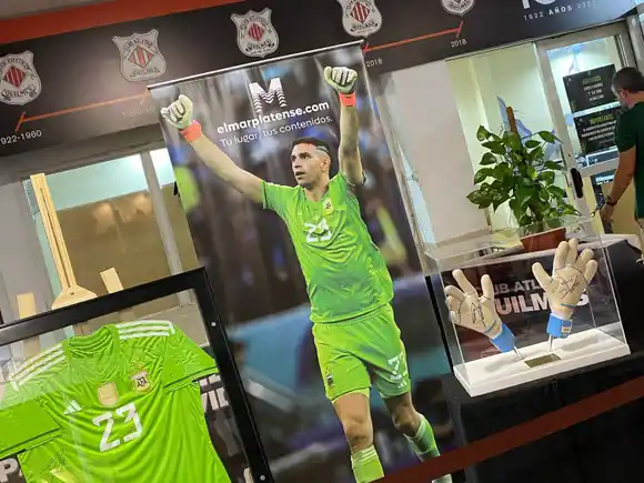 Los guantes y la camiseta del Dibu Martínez pasaron por el Club Quilmes