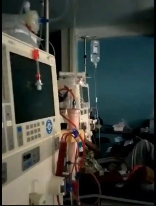 A oscuras y de manera manual terminaron de atender a los pacientes .