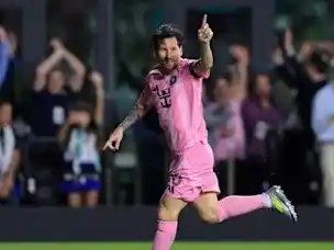 Leo Messi autor de un golazo.