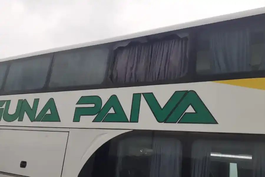 Apedrearon un colectivo que trasladaba penitenciarios desde Rosario a Santa Fe