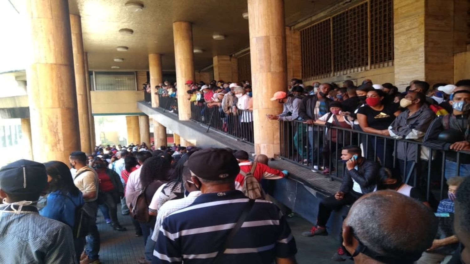 «SIN DISTANCIAMIENTO SOCIAL»: ABARROTADAS las oficinas del SAIME en Plaza Caracas