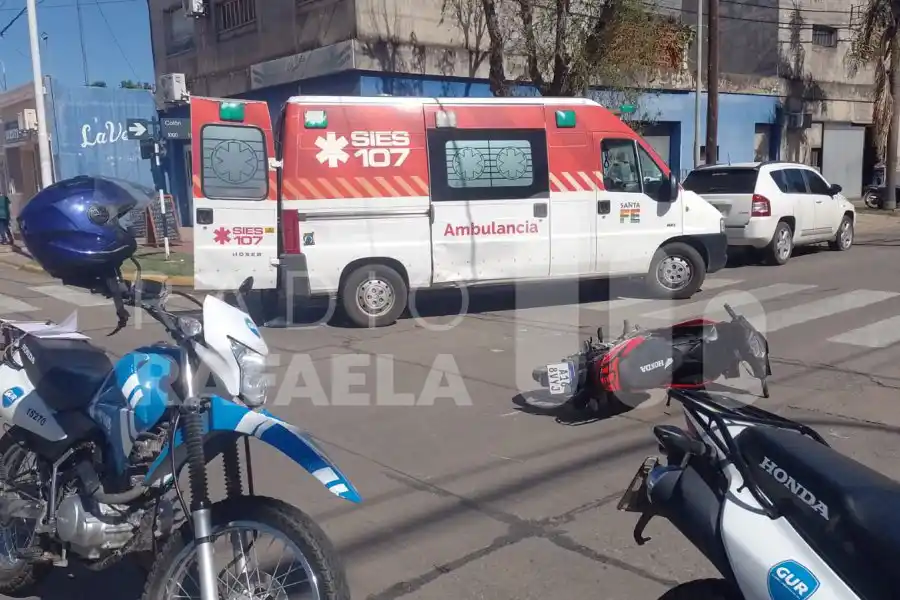 Otro accidente en la ciudad: un automóvil impactó contra una motocicleta en la que el conductor iba sin casco