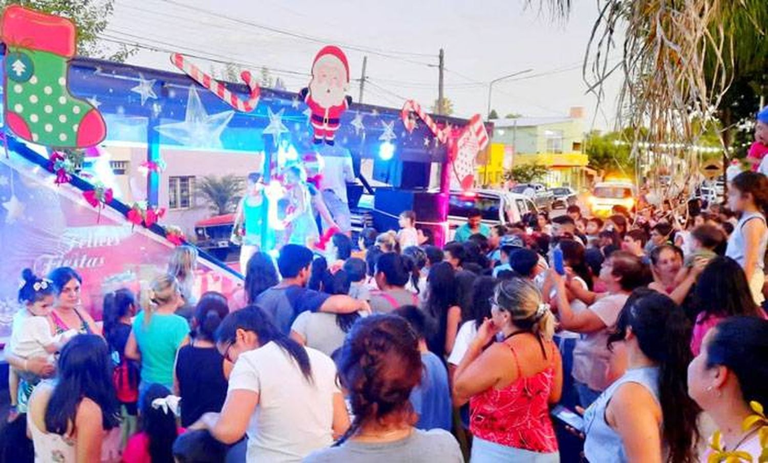 El Carro Navideño ya  comenzó su recorrido por los barrios concordienses