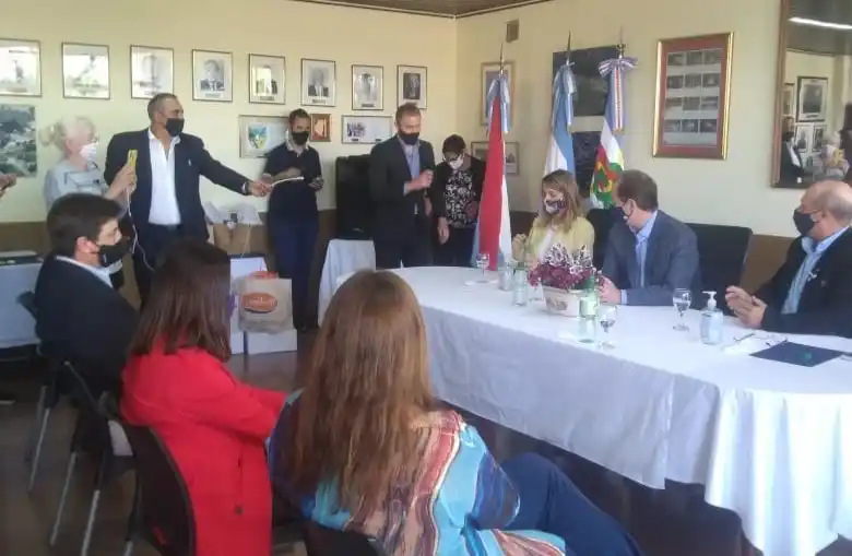 Gualeguay firmaron convenio para la reconstrucción de camino