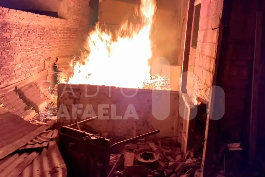 Un incendio de unas maderas se fue de control y requirió la presencia de Bomberos
