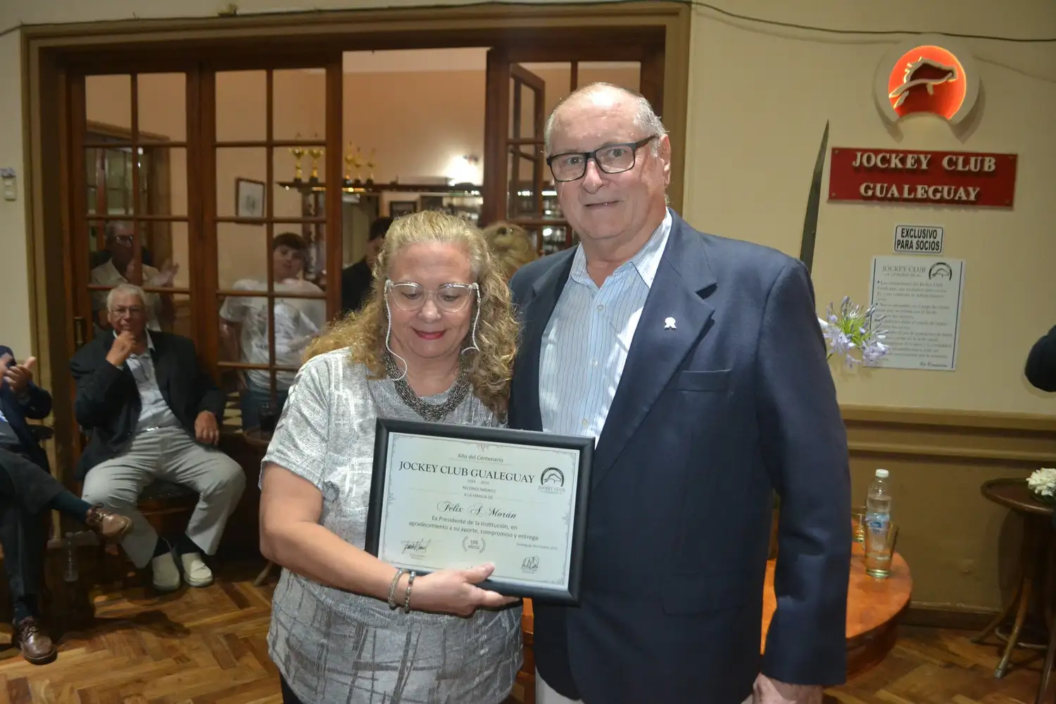 Patricia Miguez Iñarra en la entrega de recordatorios de la gran velada de este Jueves en las instalaciones del Jockey Club.