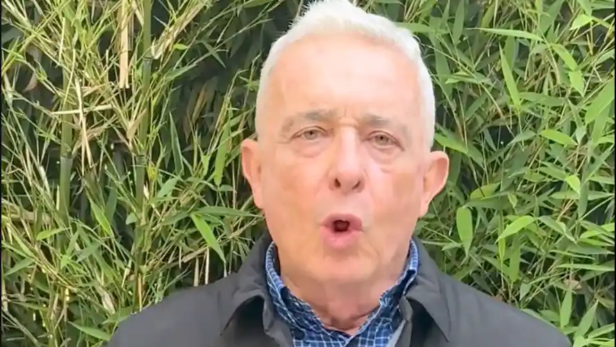 El expresidente colombiano Álvaro Uribe Vélez durante una declaración.