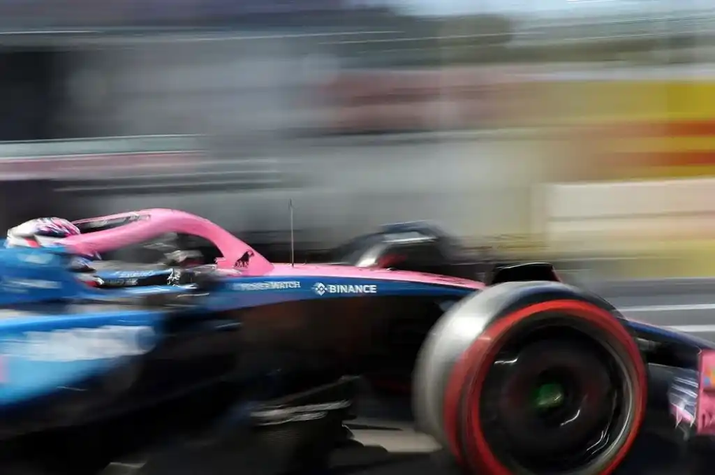 La combinación de la estrategia de Alpine y las limitaciones del A525 hacen que sea un desafío para Colapinto luchar por posiciones fuera del último puesto en lo que resta del fin de semana. Credito: REUTERS/Jakub Porzycki