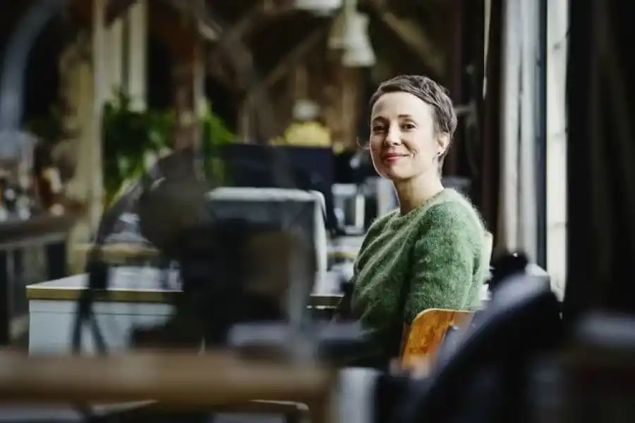 Las personas que se sienten emocionalmente seguras transitan la vida de manera auténtica, sin necesidad de fingir actitudes que no son propias