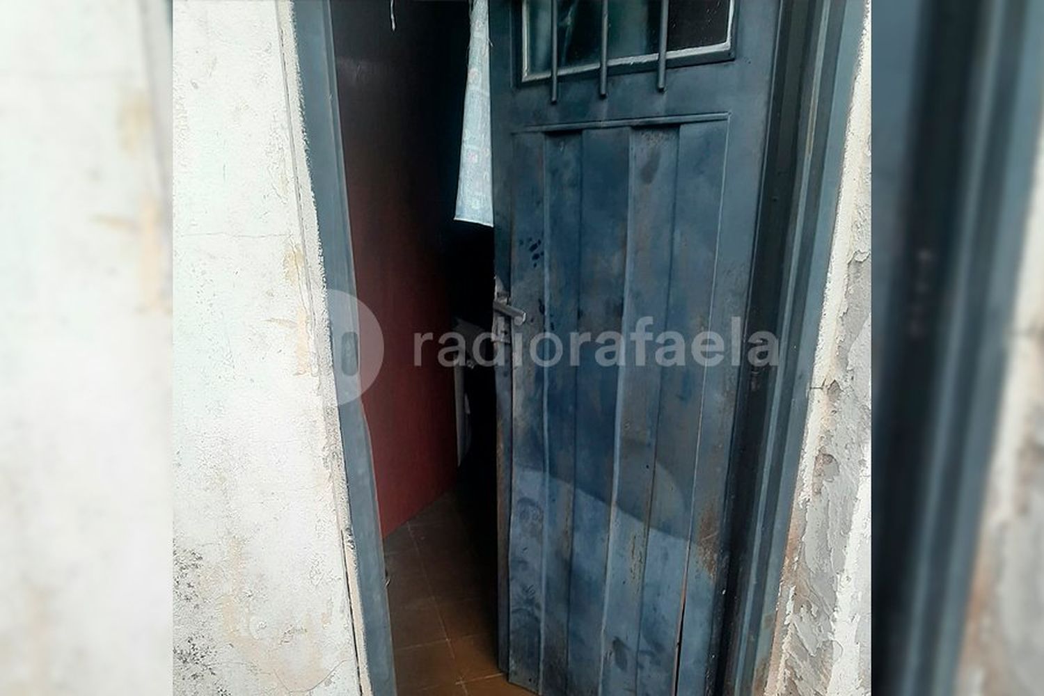 Los atraparon “In Fraganti” husmeando dentro de una casa abandonada