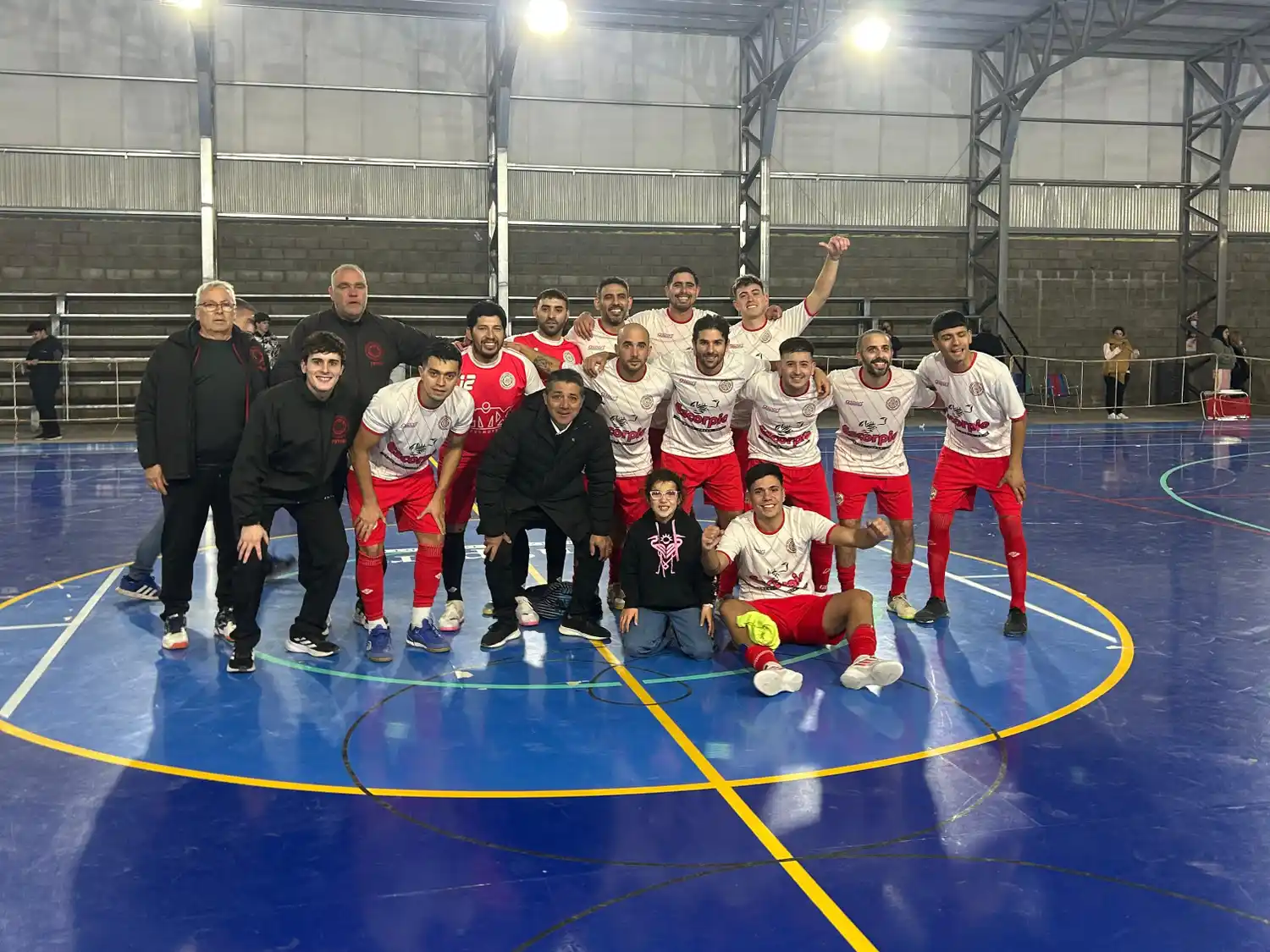 La Selección Marplatense celebrando en Bahía Blanca.