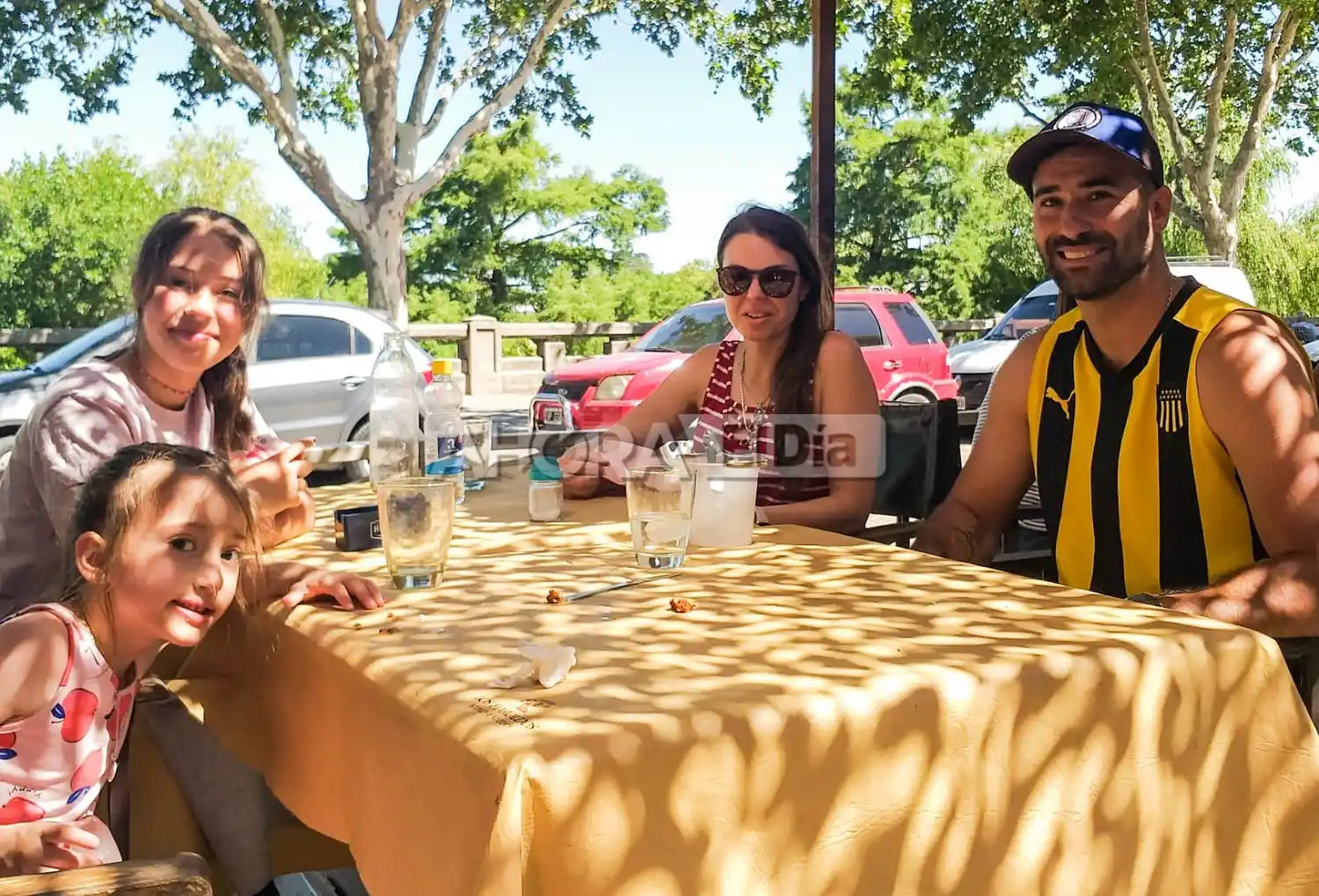 La familia, hincha de Peñarol, se dispone a disfrutar de un almuerzo en la costanera de la ciudad