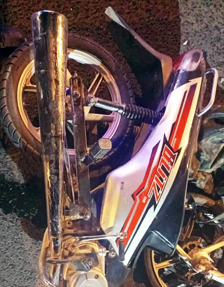 Circulaban en una moto robada y sufrieron lesiones en un choque