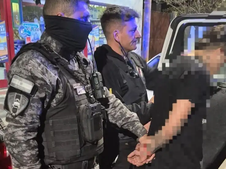 El detenido era trasladado a sede policial.