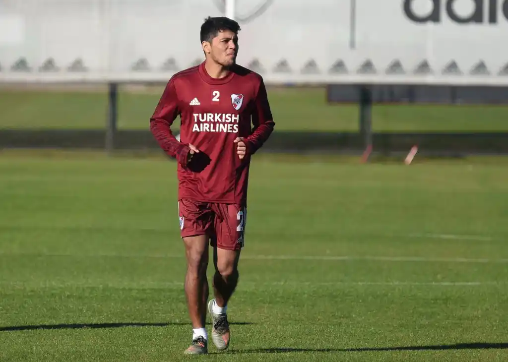Robert Rojas y Paulo Díaz, por un lugar en la defensa