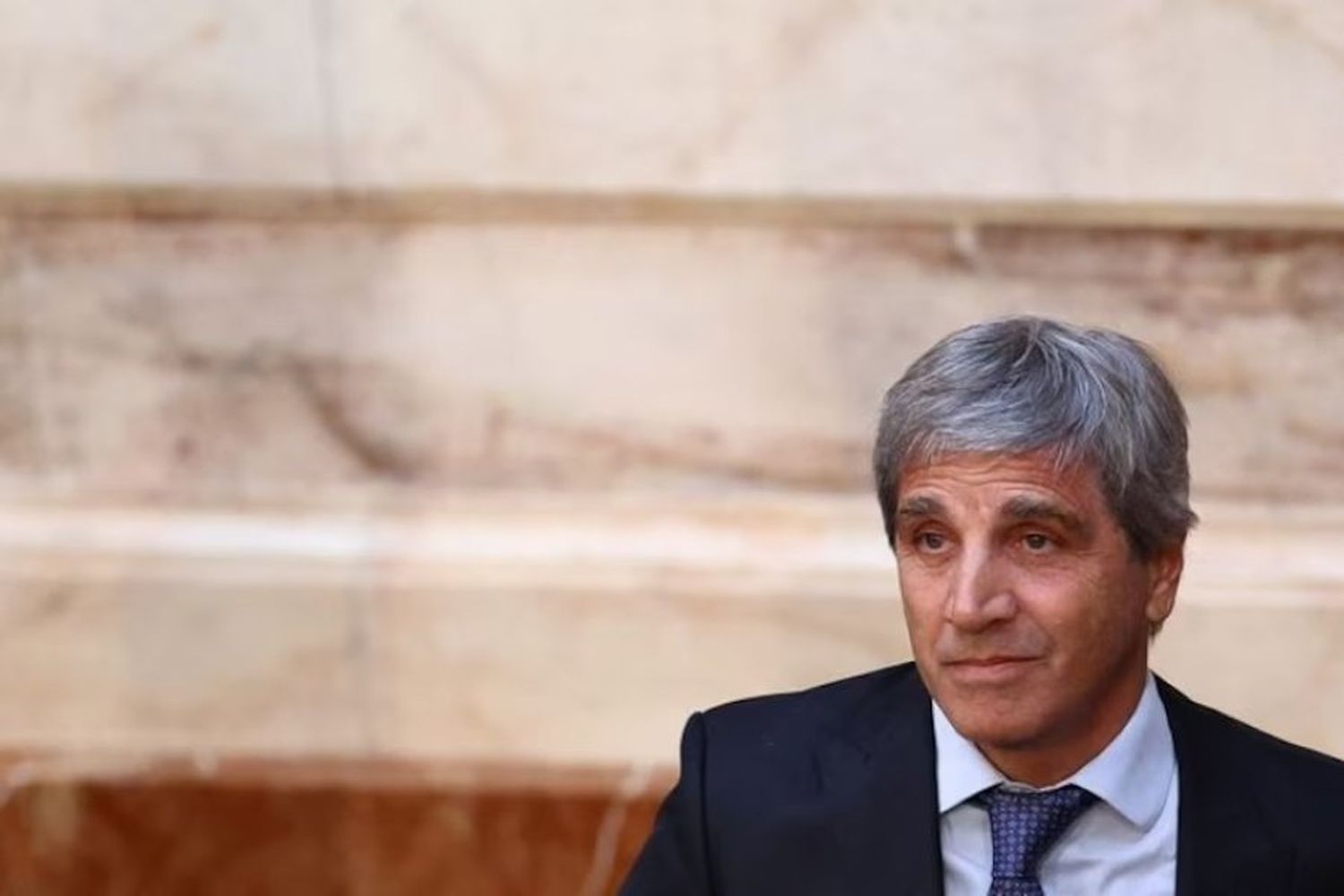 Fin del cepo en 2025 sí o sí y baja del dólar tarjeta, los dos anuncios de Caputo