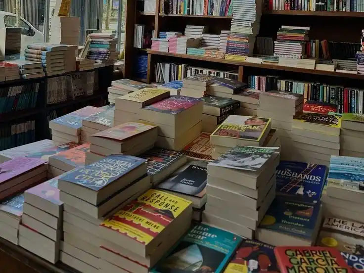 Libros apilados en una libreria, escenario habitual de clubes de lectura y encuentros literarios en la ciudad. Imagen ilustrativa.
