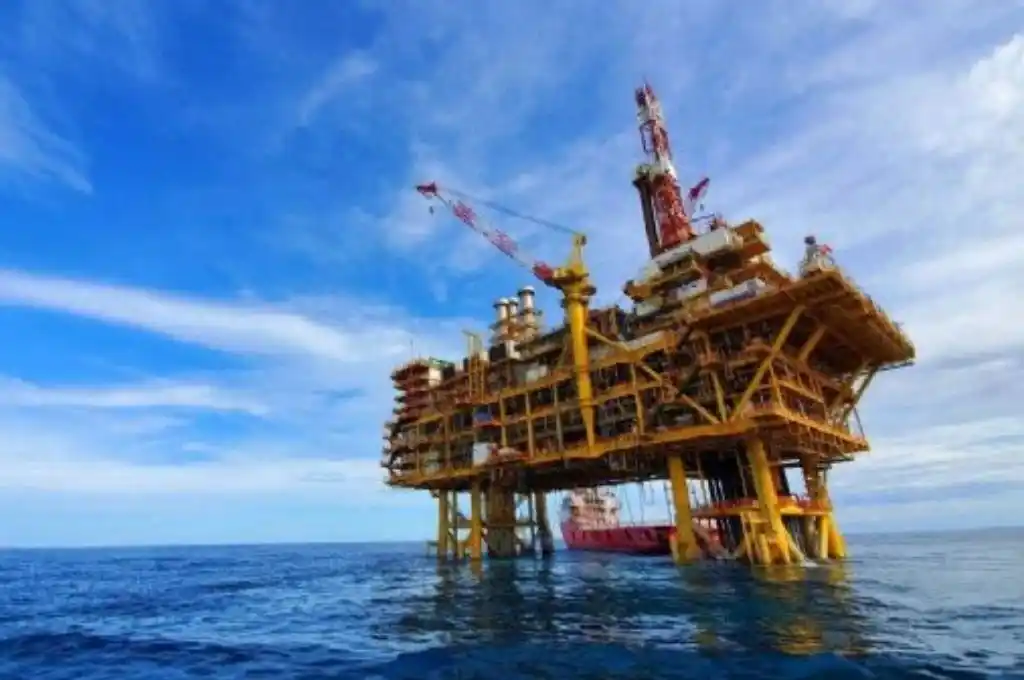 Descubren petróleo offshore en África que sugiere la existencia del fósil en el Mar Argentino