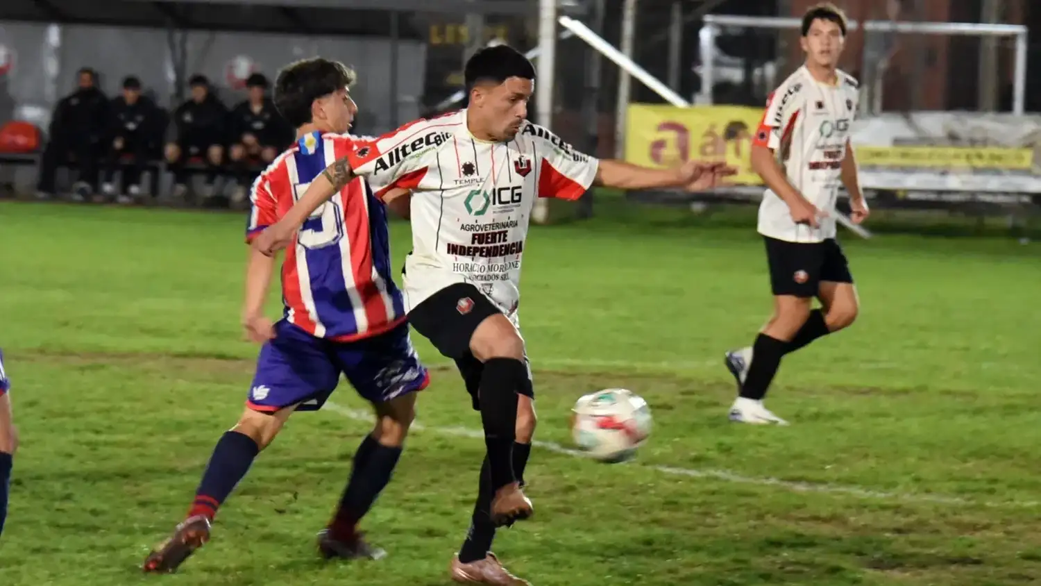 Pechia (Ferro) y Gutiérrez (Independiente), por la pelota en el partido por el hexagonal de la A.