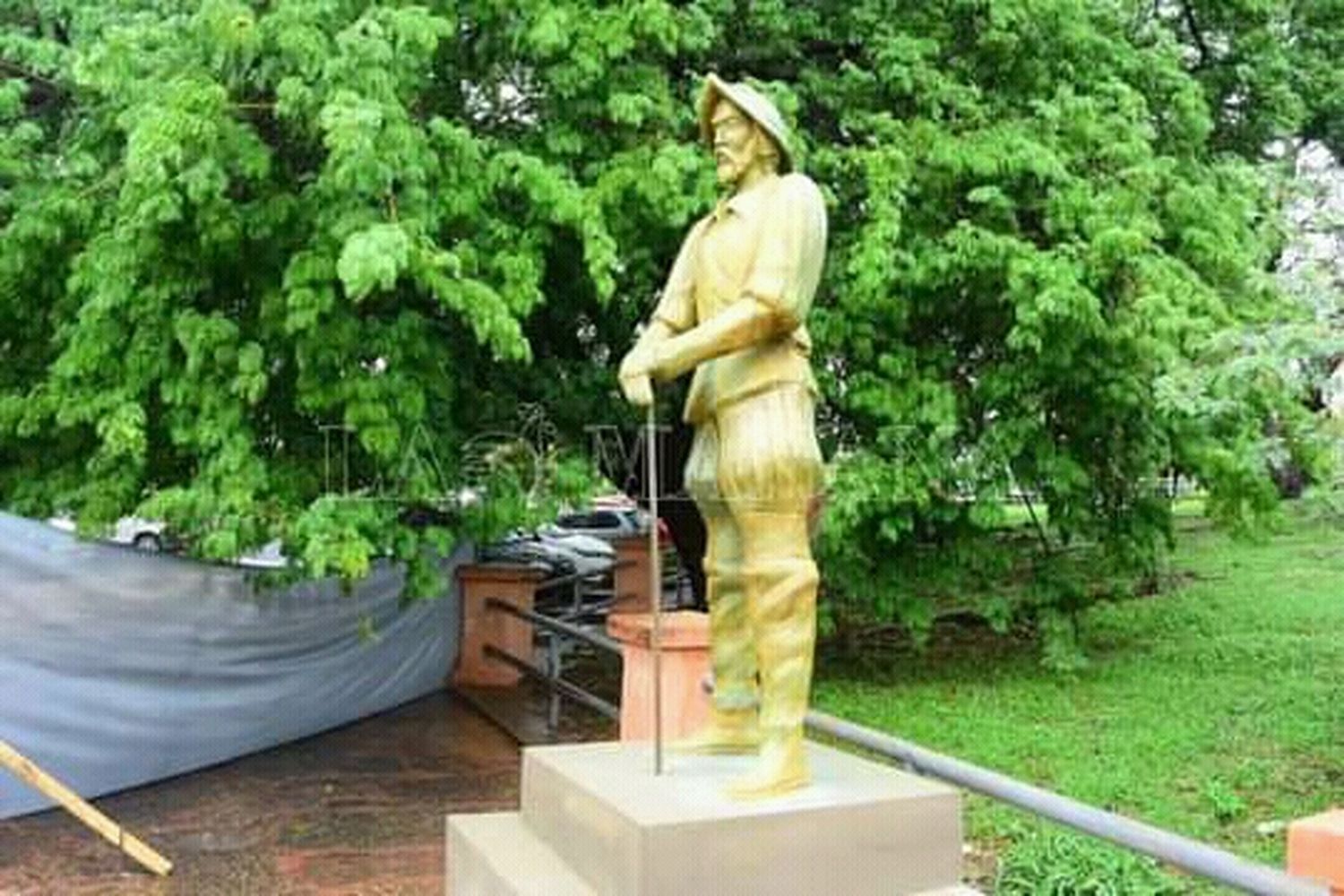 La estatua del Conquistador vuelve a su lugar original en la explanada del puerto local,