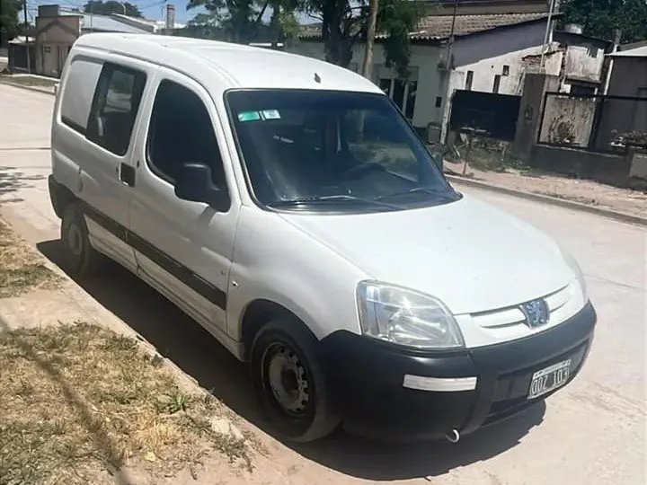 El vehículo robado es una Peugeot Partner modelo 2015, de color blanco, patente ODZ 103, con portón lateral y vidrios traseros