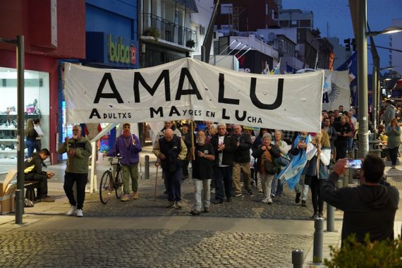 Los jubilados volvieron a marchar con el apoyo de los gremios y diferentes movimientos políticos