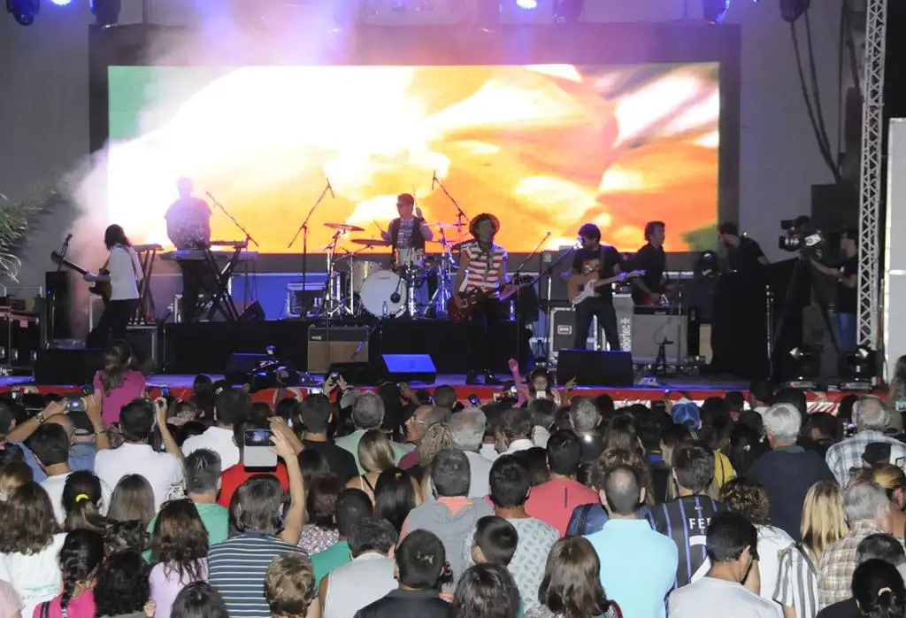 Cientos de personas disfrutaron del show de Coti en la renovada Av. Pujol