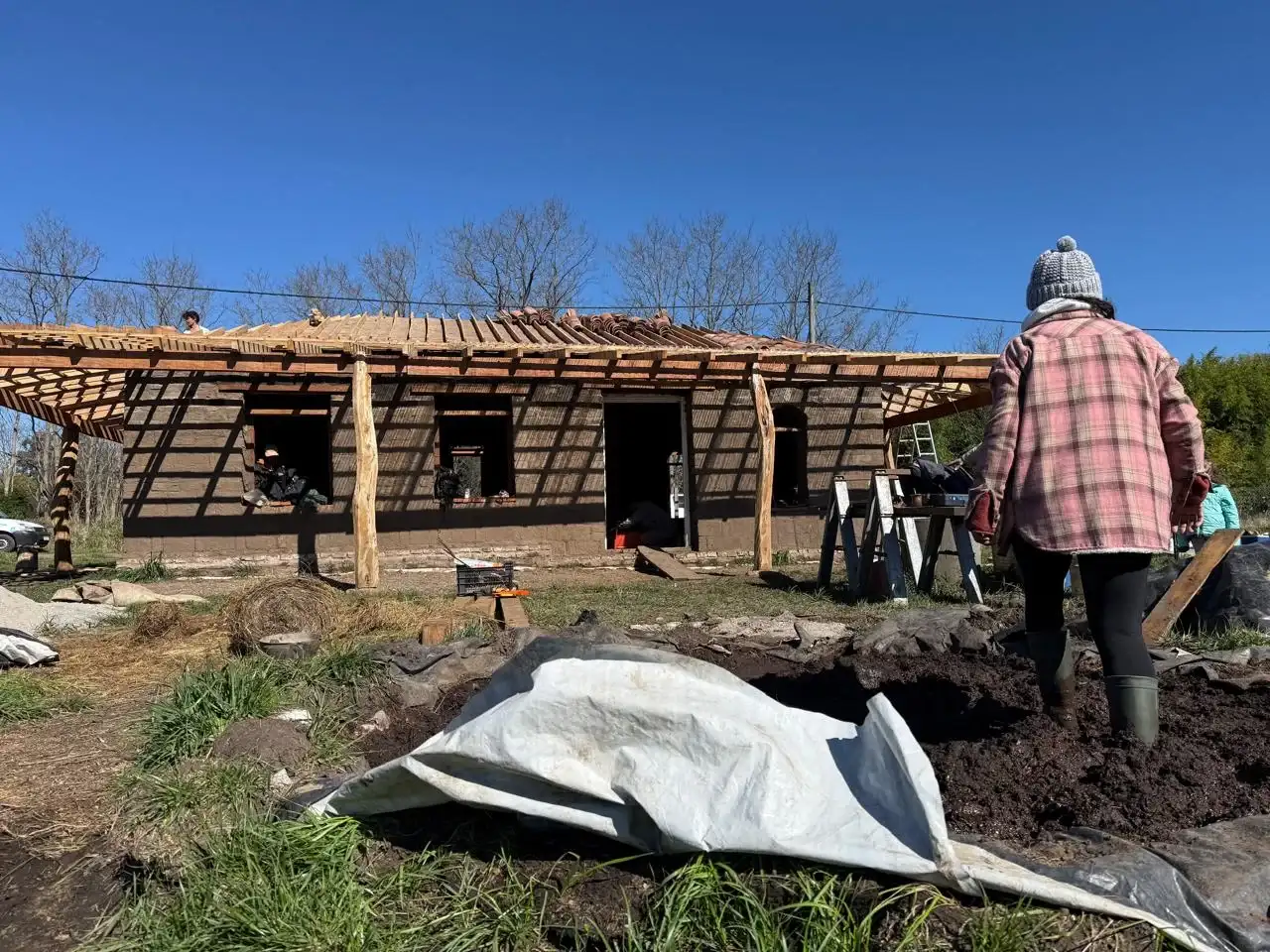 Pisando el barro con el que se hace la casa. Una jornada de bioconstrucción en Tandil.