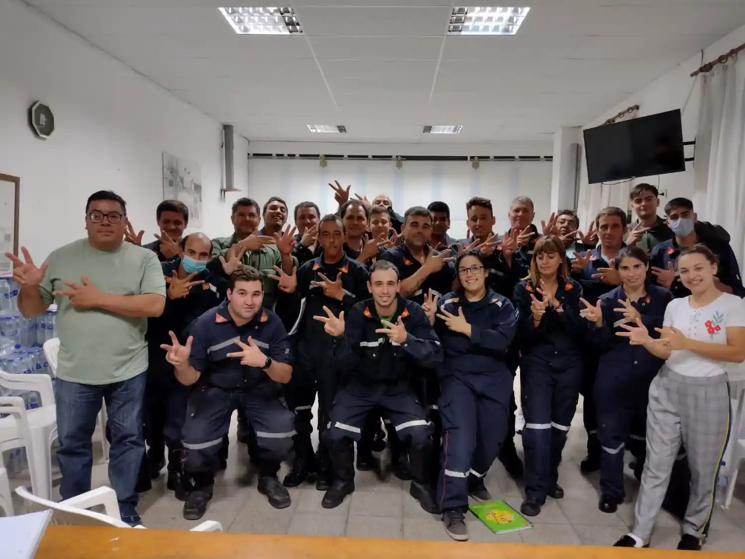 Capacitación en lengua de señas a personal de Bomberos Voluntarios de Chascomús